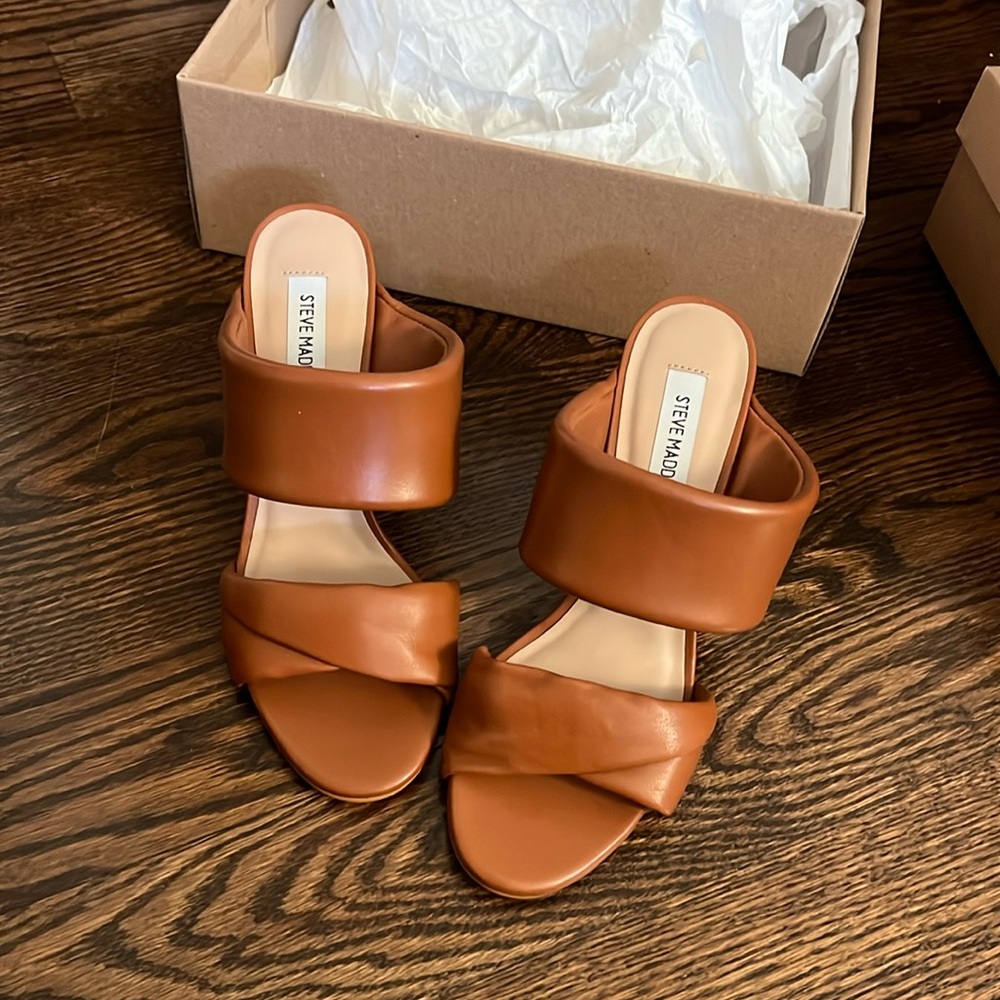 NWT. Steve Madden block heel with leather cushioned straps